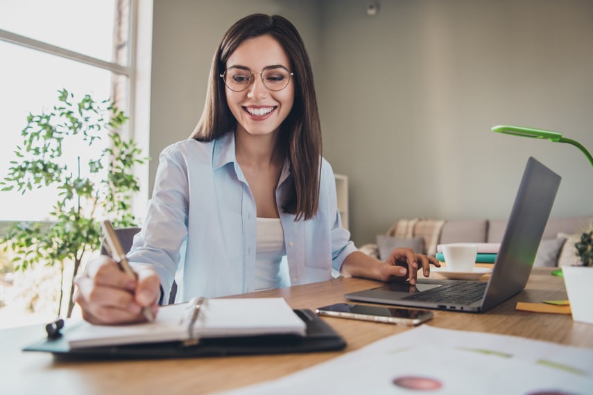 Social worker taking online CE course
